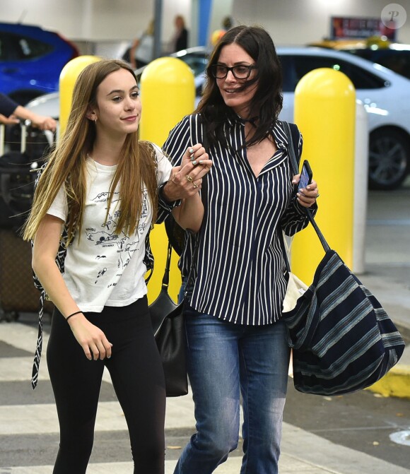 Exclusif - Courteney Cox arrive avec sa fille Coco Arquette à l'aéroport de Miami, le 30 mars 2017, pour une petite escapade.