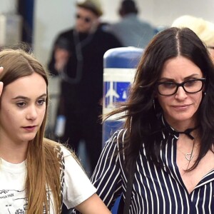 Exclusif - Courteney Cox arrive avec sa fille Coco Arquette à l'aéroport de Miami, le 30 mars 2017, pour une petite escapade.
