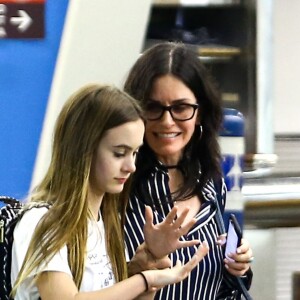 Exclusif - Courteney Cox arrive avec sa fille Coco Arquette à l'aéroport de Miami, le 30 mars 2017, pour une petite escapade.