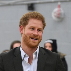 Le prince Harry rencontre les jeunes de l'organisation Pink Lizard à Leicester, le 21 mars 2017 avec qui il joue au football volleyball.