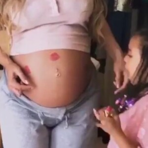 Blue Ivy embrasse le ventre arrondi de Beyoncé dans un nouveau clip pour "Die with you", posté sur Instagram le 4 avril 2017, jour de son 9e anniversaire de mariage avec Jay Z.
 