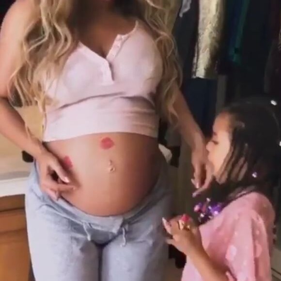Blue Ivy embrasse le ventre arrondi de Beyoncé dans un nouveau clip pour "Die with you", posté sur Instagram le 4 avril 2017, jour de son 9e anniversaire de mariage avec Jay Z.
 