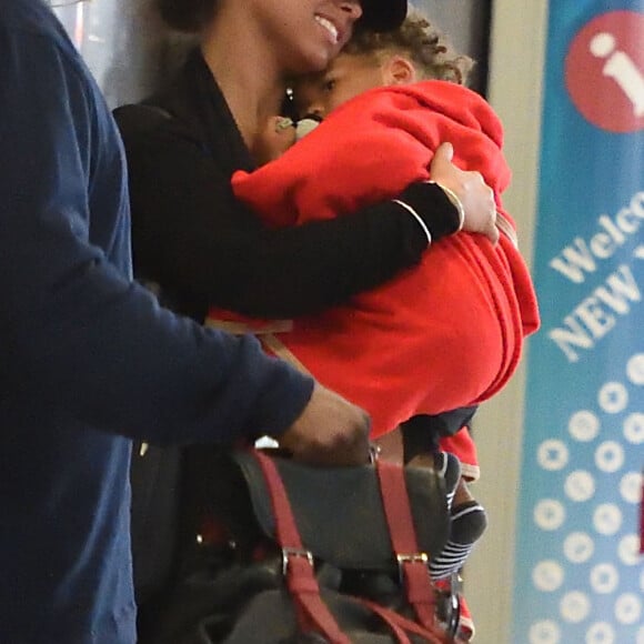 Alicia Keyes, son mari Swizz Beatz et leurs enfants Egypt et Genesis arrivent à New York le 6 janvier 2017.