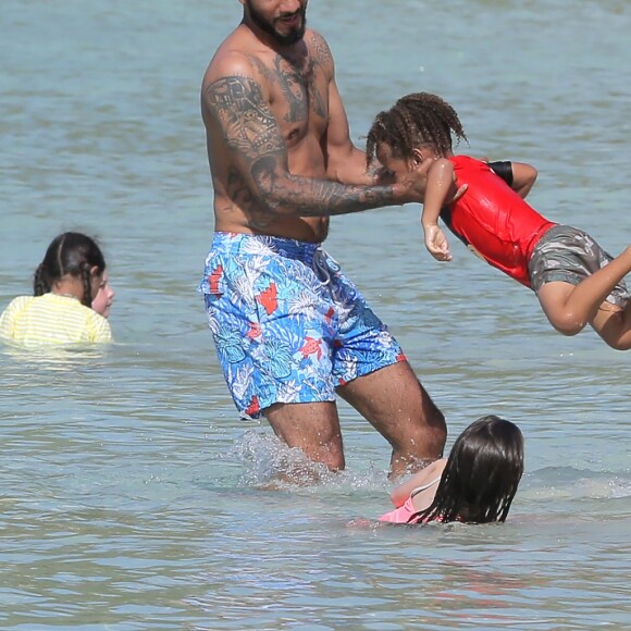 Alicia Keys, son compagnon Swizz Beatz et leur fils Egypt Daoud Dean en vacances en famille sur l'île de Saint-Barthélémy le 21 mars 2014