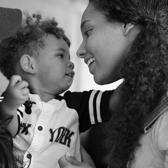 Alicia Keys et son fils Genesis (2 ans) sur une photo publiée le 8 mars 2017 sur Instagram.