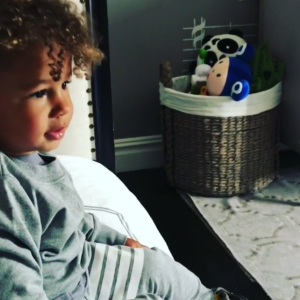 Genesis, le fils d'Alicia Keys et Swizz Beatz, prouve qu'il sait déjà manier l'art du beatbox à seulement 2 ans ! (avril 2017)