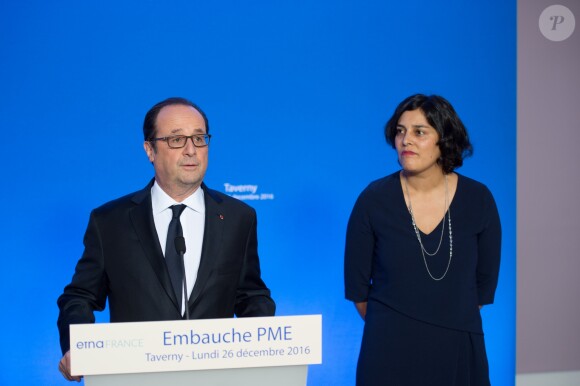 Le président de la République François Hollande visite, accompagné de Myriam El Khomri, ministre du travail, de l'emploi, de la formation professionnelle et du dialogue social l'entreprise ETNA France (entreprise d'ascenseurs) à Taverny le 26 décembre 2016.