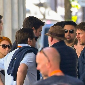 Tom Cruise et Sean Harris sur le tournage de "Mission Impossible 6" à Paris, France, le 9 avril, 2017.