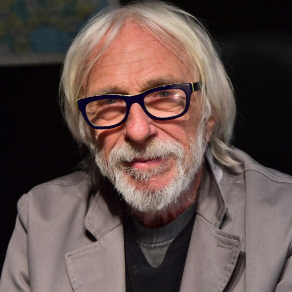 Exclusif - Pierre Richard vend et dédicace ses bouteilles de vin au "P'tit Comptoir du Grand Blond" à Paris, le 28 mai 2016. © Giancarlo Gorassini/Bestimage