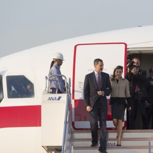 Le roi Felipe VI et la reine Letizia d'Espagne lors de leur arrivée à l'aéroport international de Tokyo le 4 avril 2017, à la veille du début de leur visite officielle de trois jours au Japon.