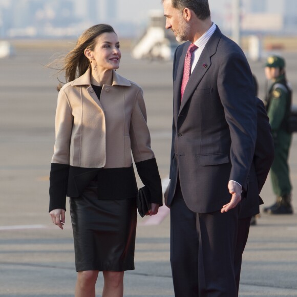 Le roi Felipe VI et la reine Letizia d'Espagne lors de leur arrivée à l'aéroport international de Tokyo le 4 avril 2017, à la veille du début de leur visite officielle de trois jours au Japon.