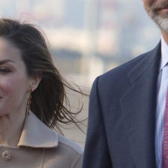 Le roi Felipe VI et la reine Letizia d'Espagne lors de leur arrivée à l'aéroport international de Tokyo le 4 avril 2017, à la veille du début de leur visite officielle de trois jours au Japon.