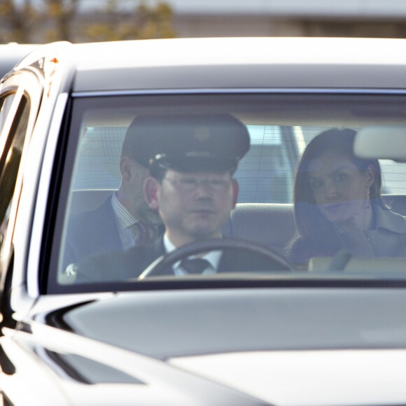 Le roi Felipe VI et la reine Letizia d'Espagne lors de leur arrivée à l'aéroport international de Tokyo le 4 avril 2017, à la veille du début de leur visite officielle de trois jours au Japon.