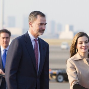 Le roi Felipe VI et la reine Letizia d'Espagne lors de leur arrivée à l'aéroport international de Tokyo le 4 avril 2017, à la veille du début de leur visite officielle de trois jours au Japon.