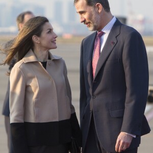 Le roi Felipe VI et la reine Letizia d'Espagne lors de leur arrivée à l'aéroport international de Tokyo le 4 avril 2017, à la veille du début de leur visite officielle de trois jours au Japon.