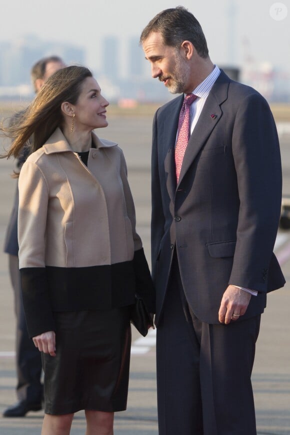 Le roi Felipe VI et la reine Letizia d'Espagne lors de leur arrivée à l'aéroport international de Tokyo le 4 avril 2017, à la veille du début de leur visite officielle de trois jours au Japon.
