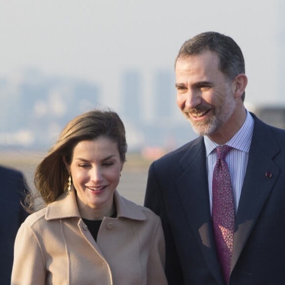 Le roi Felipe VI et la reine Letizia d'Espagne lors de leur arrivée à l'aéroport international de Tokyo le 4 avril 2017, à la veille du début de leur visite officielle de trois jours au Japon.