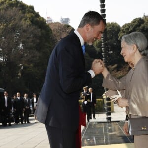 Le roi Felipe VI d'Espagne et l'impératrice Michiko du japon - Le roi et la reine d’Espagne lors de l’accueil officiel par l’empereur et l’impératrice du Japon au Palais impérial de Tokyo, Japon, le 5 avril 2017.  Spanish King and Queen during a welcome ceremony on occasion for their official visit to Japan in Tokyo on Wednesday 5 April 2017. On the first day of their 3 day tour of Japan04/04/2017 - Tokyo