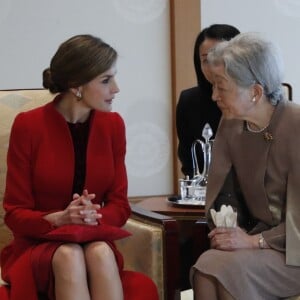 La reine Letizia d'Espagne et l’impératrice Michiko du japon - Le roi et la reine d’Espagne lors de l’accueil officiel par l’empereur et l’impératrice du Japon au Palais impérial de Tokyo, Japon, le 5 avril 2017.  Spanish King and Queen during a welcome ceremony on occasion for their official visit to Japan in Tokyo on Wednesday 5 April 2017. On the first day of their 3 day tour of Japan04/04/2017 - Tokyo