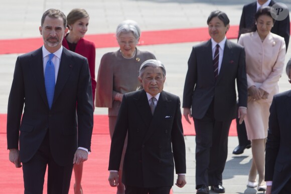 Le roi Felipe VI et la reine Letizia d'Espagne, l'empereur Akihito et l’impératrice Michiko du Japon - Le roi F. VI d'Espagne et la reine L.d'Espagne lors d'une cérémonie de bienvenue à Tokyo dans le cadre de leur voyage officiel au Japon, le 5 avril 2017.  Spanish King F. VI and Queen L. during a welcome ceremony on occasion for their official visit to Japan in Tokyo on Wednesday 5 April 2017. On the first day of their 3 day tour of Japan.05/04/2017 - Tokyo