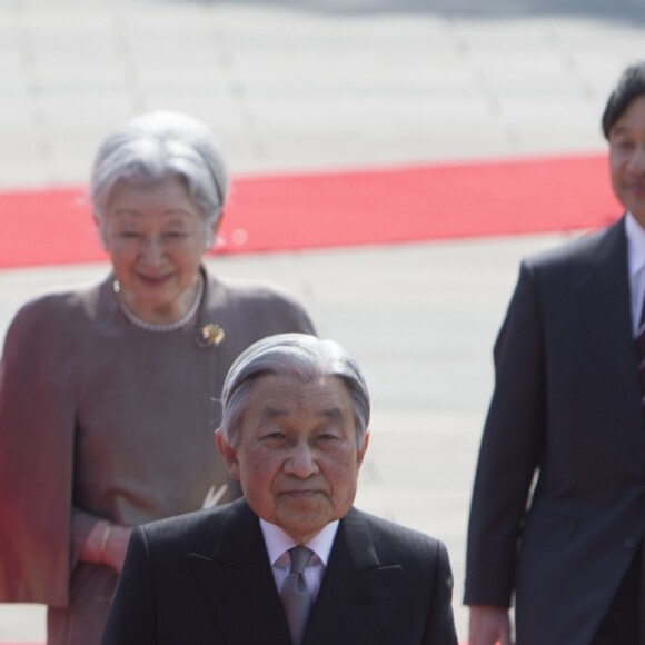 Le roi Felipe VI et la reine Letizia d'Espagne, l'empereur Akihito et l’impératrice Michiko du Japon - Le roi F. VI d'Espagne et la reine L.d'Espagne lors d'une cérémonie de bienvenue à Tokyo dans le cadre de leur voyage officiel au Japon, le 5 avril 2017.  Spanish King F. VI and Queen L. during a welcome ceremony on occasion for their official visit to Japan in Tokyo on Wednesday 5 April 2017. On the first day of their 3 day tour of Japan.05/04/2017 - Tokyo