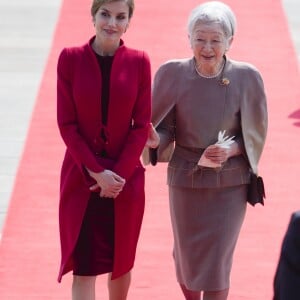 La reine Letizia d'Espagne, l'impératrice Michiko du Japon - Le roi F. VI d'Espagne et la reine L.d'Espagne lors d'une cérémonie de bienvenue à Tokyo dans le cadre de leur voyage officiel au Japon, le 5 avril 2017.  Spanish King F. VI and Queen L. during a welcome ceremony on occasion for their official visit to Japan in Tokyo on Wednesday 5 April 2017. On the first day of their 3 day tour of Japan.05/04/2017 - Tokyo