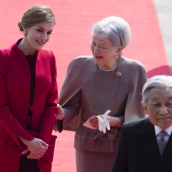 La reine Letizia d'Espagne, l'impératrice Michiko du Japon - Le roi F. VI d'Espagne et la reine L.d'Espagne lors d'une cérémonie de bienvenue à Tokyo dans le cadre de leur voyage officiel au Japon, le 5 avril 2017.  Spanish King F. VI and Queen L. during a welcome ceremony on occasion for their official visit to Japan in Tokyo on Wednesday 5 April 2017. On the first day of their 3 day tour of Japan.05/04/2017 - Tokyo