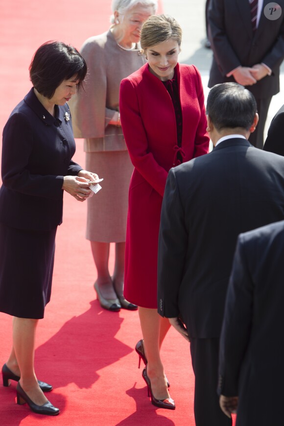 La reine Letizia d'Espagne - Le roi F. VI d'Espagne et la reine L.d'Espagne lors d'une cérémonie de bienvenue à Tokyo dans le cadre de leur voyage officiel au Japon, le 5 avril 2017.  Spanish King F. VI and Queen L. during a welcome ceremony on occasion for their official visit to Japan in Tokyo on Wednesday 5 April 2017. On the first day of their 3 day tour of Japan.05/04/2017 - Tokyo