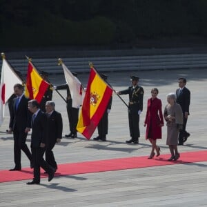 Le roi Felipe VI et la reine Letizia d'Espagne, l'empereur Akihito et l’impératrice Michiko du Japon, le prince Naruhito et la princesse Masako du Japon - Le roi F. VI d'Espagne et la reine L.d'Espagne lors d'une cérémonie de bienvenue à Tokyo dans le cadre de leur voyage officiel au Japon, le 5 avril 2017.  Spanish King F. VI and Queen L. during a welcome ceremony on occasion for their official visit to Japan in Tokyo on Wednesday 5 April 2017. On the first day of their 3 day tour of Japan.05/04/2017 - Tokyo