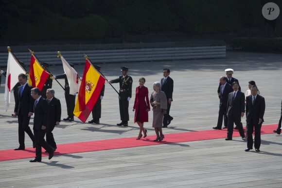 Le roi Felipe VI et la reine Letizia d'Espagne, l'empereur Akihito et l’impératrice Michiko du Japon, le prince Naruhito et la princesse Masako du Japon - Le roi F. VI d'Espagne et la reine L.d'Espagne lors d'une cérémonie de bienvenue à Tokyo dans le cadre de leur voyage officiel au Japon, le 5 avril 2017.  Spanish King F. VI and Queen L. during a welcome ceremony on occasion for their official visit to Japan in Tokyo on Wednesday 5 April 2017. On the first day of their 3 day tour of Japan.05/04/2017 - Tokyo