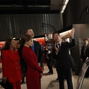 Le roi Felipe VI et la reine Letizia d'Espagne ont visité le musée national des sciences et de l'innovation à Tokyo le 5 avril 2017 au premier jour de leur visite officielle au Japon.