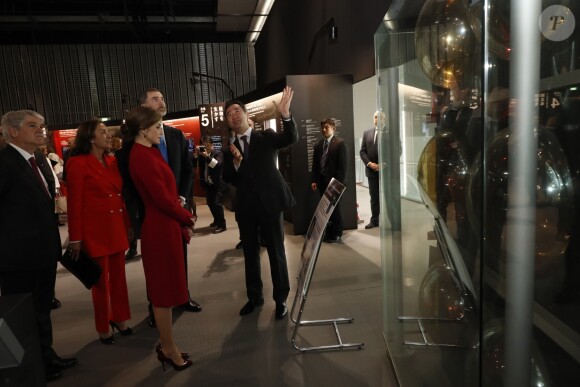 Le roi Felipe VI et la reine Letizia d'Espagne ont visité le musée national des sciences et de l'innovation à Tokyo le 5 avril 2017 au premier jour de leur visite officielle au Japon.