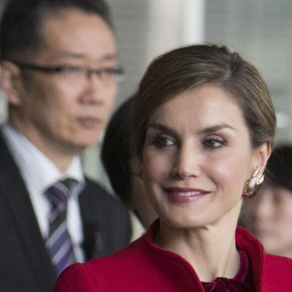 Le roi Felipe VI et la reine Letizia d'Espagne ont visité le musée national des sciences et de l'innovation à Tokyo le 5 avril 2017 au premier jour de leur visite officielle au Japon.