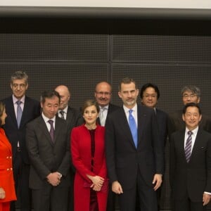 Le roi Felipe VI et la reine Letizia d'Espagne ont visité le musée national des sciences et de l'innovation à Tokyo le 5 avril 2017 au premier jour de leur visite officielle au Japon.