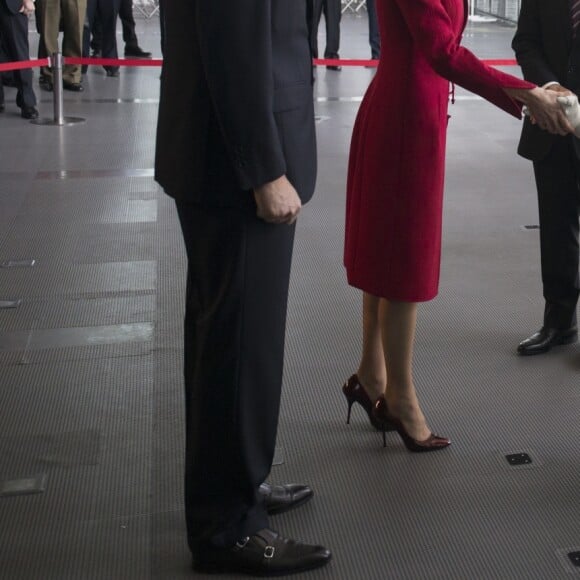 Le roi Felipe VI et la reine Letizia d'Espagne ont visité le musée national des sciences et de l'innovation à Tokyo le 5 avril 2017 au premier jour de leur visite officielle au Japon.