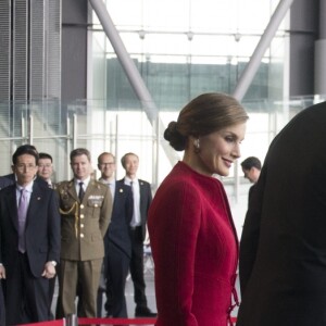 Le roi Felipe VI et la reine Letizia d'Espagne ont visité le musée national des sciences et de l'innovation à Tokyo le 5 avril 2017 au premier jour de leur visite officielle au Japon.