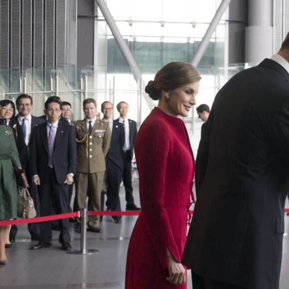 Le roi Felipe VI et la reine Letizia d'Espagne ont visité le musée national des sciences et de l'innovation à Tokyo le 5 avril 2017 au premier jour de leur visite officielle au Japon.