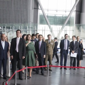 Le roi Felipe VI et la reine Letizia d'Espagne ont visité le musée national des sciences et de l'innovation à Tokyo le 5 avril 2017 au premier jour de leur visite officielle au Japon.