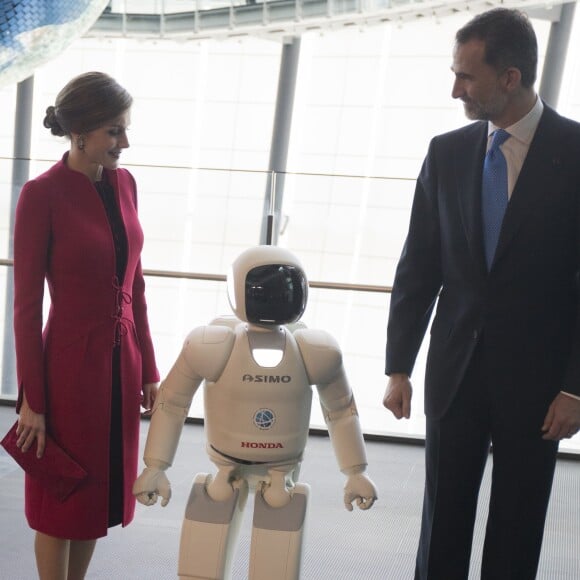 Le roi Felipe VI et la reine Letizia d'Espagne ont visité le musée national des sciences et de l'innovation à Tokyo le 5 avril 2017 au premier jour de leur visite officielle au Japon.