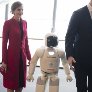 Le roi Felipe VI et la reine Letizia d'Espagne ont visité le musée national des sciences et de l'innovation à Tokyo le 5 avril 2017 au premier jour de leur visite officielle au Japon.