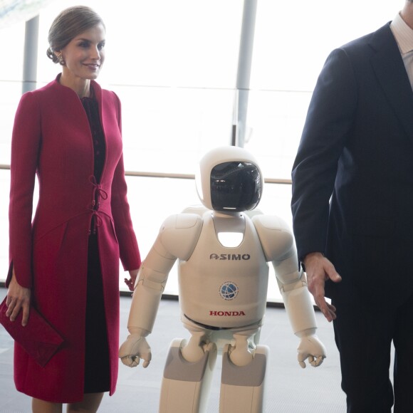 Le roi Felipe VI et la reine Letizia d'Espagne ont visité le musée national des sciences et de l'innovation à Tokyo le 5 avril 2017 au premier jour de leur visite officielle au Japon.