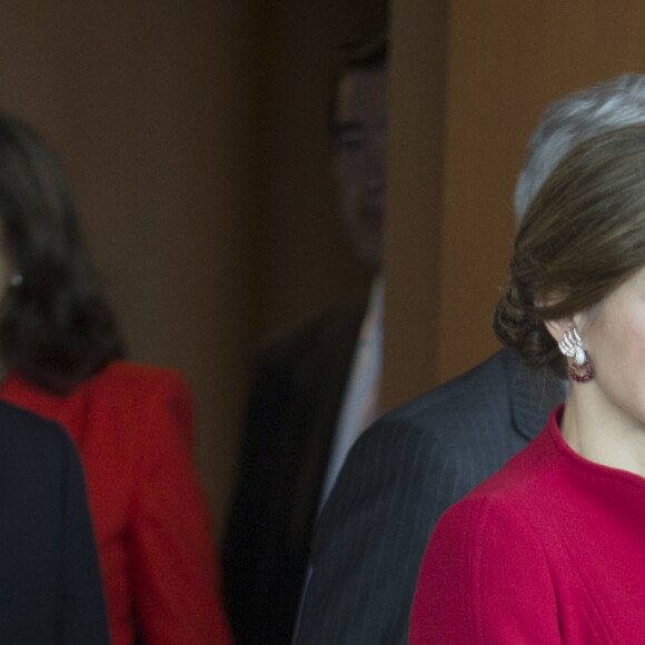 Le roi Felipe VI et la reine Letizia d'Espagne ont visité le musée national des sciences et de l'innovation à Tokyo le 5 avril 2017 au premier jour de leur visite officielle au Japon.