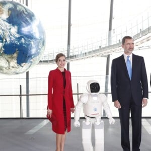 Le roi Felipe VI et la reine Letizia d'Espagne ont visité le musée national des sciences et de l'innovation à Tokyo le 5 avril 2017 au premier jour de leur visite officielle au Japon.