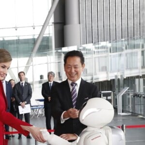 Le roi Felipe VI et la reine Letizia d'Espagne ont visité le musée national des sciences et de l'innovation à Tokyo le 5 avril 2017 au premier jour de leur visite officielle au Japon.