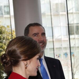 Le roi Felipe VI et la reine Letizia d'Espagne ont visité le musée national des sciences et de l'innovation à Tokyo le 5 avril 2017 au premier jour de leur visite officielle au Japon.