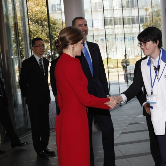 Le roi Felipe VI et la reine Letizia d'Espagne ont visité le musée national des sciences et de l'innovation à Tokyo le 5 avril 2017 au premier jour de leur visite officielle au Japon.