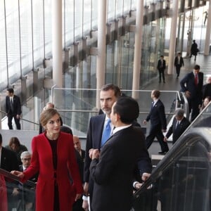 Le roi Felipe VI et la reine Letizia d'Espagne ont visité le musée national des sciences et de l'innovation à Tokyo le 5 avril 2017 au premier jour de leur visite officielle au Japon.