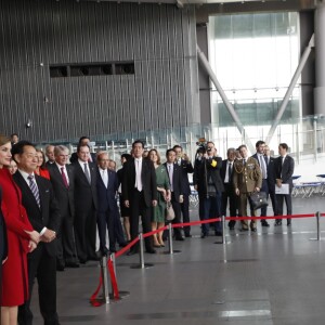 Le roi Felipe VI et la reine Letizia d'Espagne ont visité le musée national des sciences et de l'innovation à Tokyo le 5 avril 2017 au premier jour de leur visite officielle au Japon.