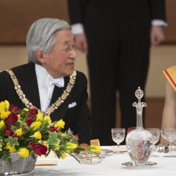 Akihito, empereur du Japon et la reine Letizia d'Espagne lors du dîner de gala donné en l'honneur du roi et de la reine d'Espagne en visite officielle au Japon à Tokyo le 4 avril 2017.  Gala dinner for Spanish kings on occasion for their official visit to Japan in ImperialPalace in Tokyo on Wednesday 5 April 2017. On the first day of their 3 day tour of Japan04/04/2017 - Tokyo