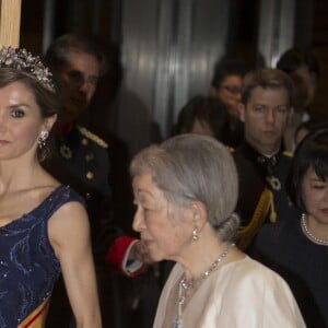 La reine Letizia d'Espagne et l'impératrice Michiko lors du dîner de gala donné en l'honneur du roi et de la reine d'Espagne en visite officielle au Japon à Tokyo le 4 avril 2017.  Gala dinner for Spanish kings on occasion for their official visit to Japan in ImperialPalace in Tokyo on Wednesday 5 April 2017. On the first day of their 3 day tour of Japan04/04/2017 - Tokyo